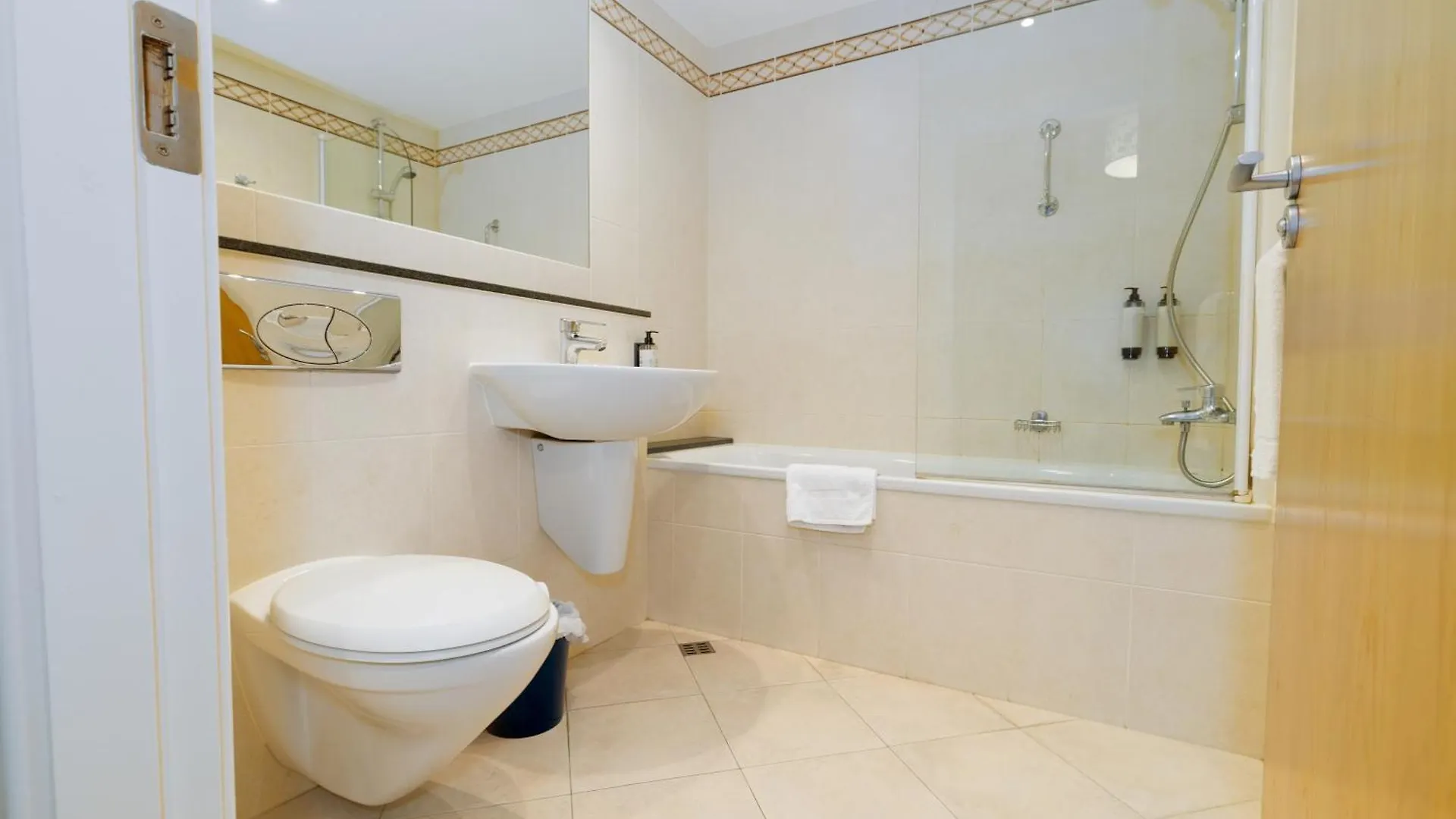 Geata Na Cathrach - Galway Lakeside Apartments